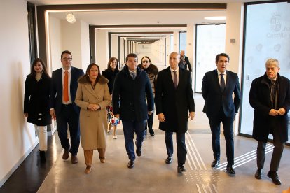 El presidente de la Junta de Castilla y León, Alfonso Fernández Mañueco, visita las obras de remodelación y modernización de la estación de autobuses de León acompañado por el consejero de Medio Ambiente, Juan Carlos Suárez Quiñones y el alcalde, José Antonio Díez.- ICAL