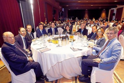 (Procurador del Común), Alfonso Polanco (alcalde de Palenci a), Germán Barrios (presidente del CES), Francisco Vázquez (presidente de la Diputación de Segovia ), Álvaro Durán (Aralia), Virginia Arnáiz (directora de gabinete de Juan Vicente Herrera), José Luis Rivas (alcalde de Ávila), Mario Amilivia (presidente del Consejo Consultivo), Mayte Martín (presidenta de la Diputación de Zamora) y Juan  Martínez Majo (presidente de la Diputaciónde  León)