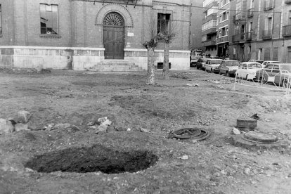 Obras de pafimentación en la plaza de San Nicolás en 1985. ARCHIVO MUNICIPAL