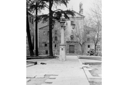 Obras de pavimentación de la plaza de la Trinidad en 1985. ARCHIVO MUNICIPAL