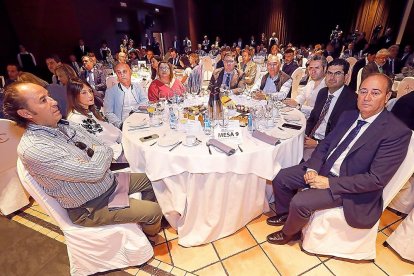 Juan Ramón Alonso (Asaja), Yolanda Martín, Fernando Fraile e Inmaculada de Pablo (CCOO), David Esteban (Cecale), Evelio Angulo y Raúl Santa Eufemia (UGT), Eduado Estévez (Empresa Familiar) y José Ignacio Carrasco (Cecale).
