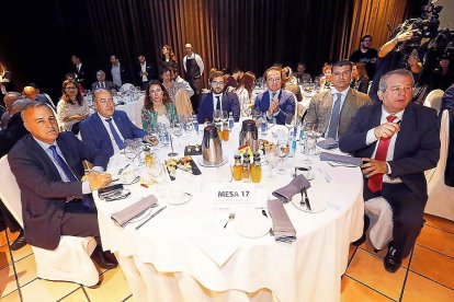 Luis Chico Luque (Acaltur), Teodoro Hernández Valencia (Cajamar), Sara Gil (El Mundo de Castilla y León), Ignacio Pereda (Grupo CMDSalud), Alberto Pereda (Grupo CMDSalud), Santiago Campos (Global Scamp) y Miguel Ángel González Chao (MCVA Iniciativas Empresariales).