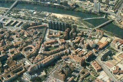 Vista aérea tomada en 1989. Abajo, barrios de San Pablo-San Nicolás y Rondilla: Iglesia de San Agustín, Monasterio de San Benito, monasterios de Santa Catalina de Siena y Santa Isabel, Coso Viejo, Palacio del Conde de Benavente (actual biblioteca de Castilla y León), Convento de San Quirce y Santa Julita, edificio Rondilla-Hospital Clínico y Seminario Mayor. Se aprecian las desaparecidas piscinas Samoa y Deportiva en la ribera del río Pisuerga, el puente de José González Regueral (actual puente del Poniente) y el puente Mayor. Al otro lado del río se aprecia la antigua fachada del edificio Duque de Lerma antes de su rehabilitación. ARCHIVO MUNICIPAL