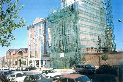 Construcción de un edificio de viviendas en el solar del antiguo almacén de maderas de la plaza de San Nicolás en los años 90. ARCHIVO MUNICIPAL