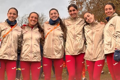 Viciosa, tercera por la derecha, junto a sus compañeras. / RFEA