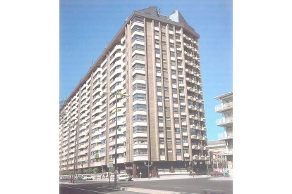 Edificio 'Playa Moreras' en los años 90, situado en la calle San Quirce esquina con Isabel la Católica, una gigantesca operación de los 80 que, según los urbanistas, oculta y empequeñece el barrio histórico. ARCHIVO MUNICIPAL