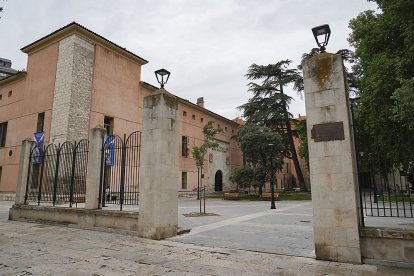 PLAZA DE LA TRINIDAD. BIBLIOTECA DE CASTILLA Y LEÓN. J. M. LOSTAU