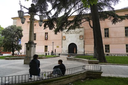 PLAZA DE LA TRINIDAD. BIBLIOTECA DE CASTILLA Y LEÓN. J. M. LOSTAU