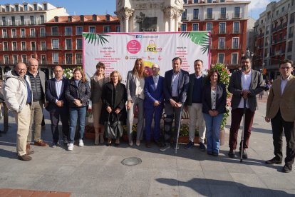 Óscar Puente, alcalde de Valladolid, acompañado de su equipo de gobierno, asiste al desfile de Festiva, organizado por FECOSVA. -AYUNT VALL