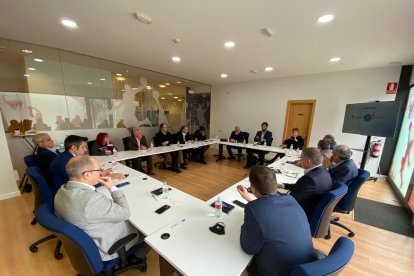 Mesa de trabajo de la federación Española de Baloncesto con los clubes de élite de Castilla y León. / EM