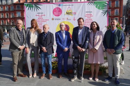 Óscar Puente, alcalde de Valladolid, asiste al desfile de Festiva, organizado por FECOSVA. -AYUNT VALL