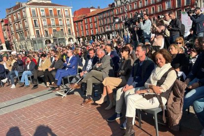 Representantes políticos de Valladolid en el desfile de Festiva, organizado por FECOSVA. -AYUNT VALL