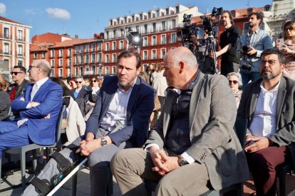 Óscar Puente, alcalde de Valladolid, asiste al desfile de Festiva, organizado por FECOSVA. -AYUNT VALL