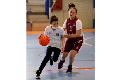 Clausura de las competiciones de baloncesto en Olmedo. / E. M.