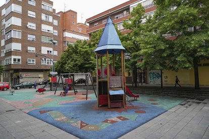 PARQUE ENTRE LAS CALLES LUIS ROJO Y MIRABEL. J. M. LOSTAU