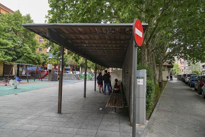 PARQUE ENTRE LAS CALLES LUIS ROJO Y MIRABEL. J. M. LOSTAU