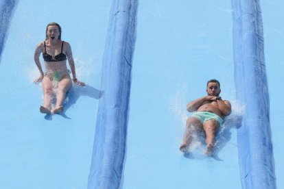 Primer día de apertura del parque acuático Gran Florida de Castronuño.- J. M. LOSTAU