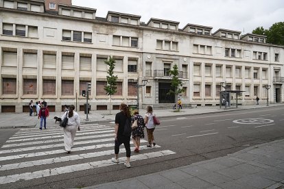 COLEGIO EL SALVADOR EN LA PLAZA DE SAN PABLO. J. M. LOSTAU