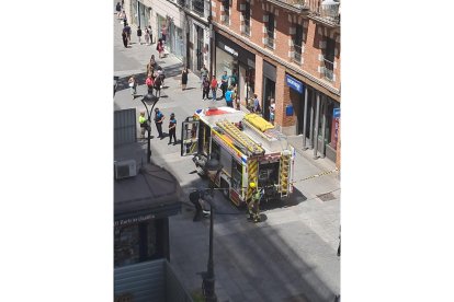 Bomberos en el centro de Valladolid.- E.M.