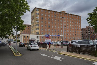 HOSPITAL CLÍNICO, EDIFICIO RONDILLA  DESDE LA CALLE CARDENAL TORQUEMADA. J. M. LOSTAU