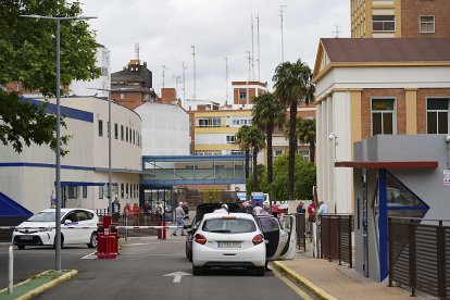 HOSPITAL CLÍNICO, EDIFICIO RONDILLA  DESDE LA CALLE CARDENAL TORQUEMADA. J. M. LOSTAU