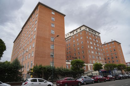 HOSPITAL CLÍNICO, EDIFICIO RONDILLA  DESDE LA CALLE RONDILLA DE SANTA TERESA. J. M. LOSTAU