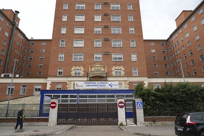 HOSPITAL CLÍNICO, EDIFICIO RONDILLA  DESDE LA CALLE RONDILLA DE SANTA TERESA. J. M. LOSTAU