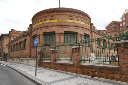 PARTE TRASERA DEL CEIP  ISABEL LA CATÓLICA EN LA CALLE PUENTE MAYOR. J. M. LOSTAU