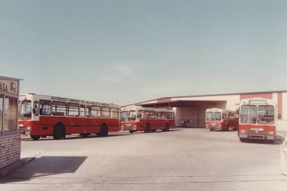 Exposición fotográfica que recorre la historia de los autobuses urbanos de Valladolid.- E. M.