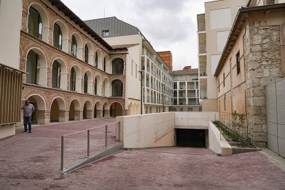 ANTIGUO MONASTERIO DE SAN QUIRCE Y SANTA JULITA AHORA APARTAMENTOS TUTELADOS PARA PERSONAS MAYORES DESDE LA CALLE ISIDRO POLO. J. M. LOSTAU
