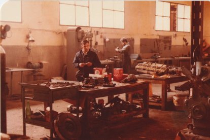 Exposición fotográfica que recorre la historia de los autobuses urbanos de Valladolid.- E. M.