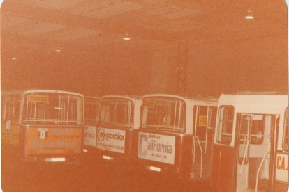 Exposición fotográfica que recorre la historia de los autobuses urbanos de Valladolid.- E. M.