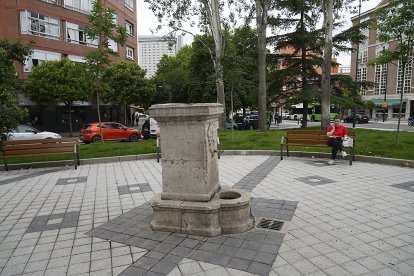 FUENTE DELANTE DEL CEIP ISABEL LA CATÓLICA EN LA PLAZA DE SAN NICOLÁS. J. M. LOSTAU