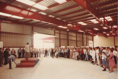 Exposición fotográfica que recorre la historia de los autobuses urbanos de Valladolid.- E. M.