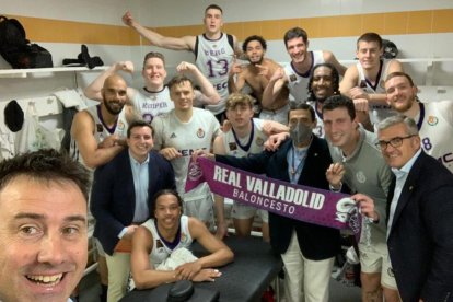 Jugadores y cuerpo técnico celebran la victoria en el vestuario del Javier Imbroda de Melilla. / UEMC RV