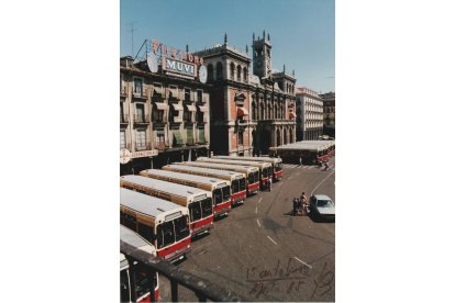 Exposición fotográfica que recorre la historia de los autobuses urbanos de Valladolid.- E. M.