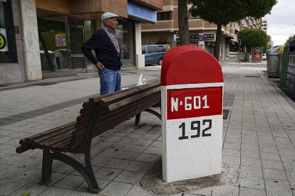 MOJÓN KILOMÉTRICO EN EL PASEO DE ISABEL LA CATÓLICA ANTES NACIONAL 601. J. M. LOSTAU