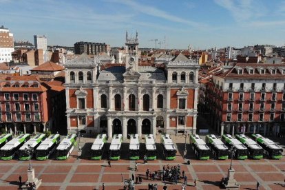 Exposición fotográfica que recorre la historia de los autobuses urbanos de Valladolid.- E. M.