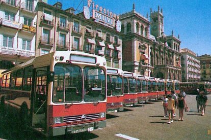 Exposición fotográfica que recorre la historia de los autobuses urbanos de Valladolid.- E. M.