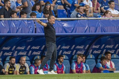 Luis Carrión en el banquillo del Oviedo. / LALIGA