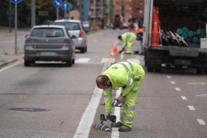 Comienzan las obras para retirar el carril bici de la Avenida Gijón. -PHOTOGENIC
