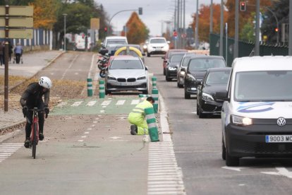 Comienzan las obras para retirar el carril bici de la Avenida Gijón. -PHOTOGENIC