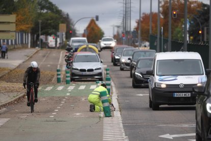 Comienzan las obras para retirar el carril bici de la Avenida Gijón. -PHOTOGENIC