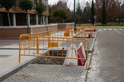 Al final de la calle Arribes del Duero ya se han abierto los huecos para los árboles.- J.M. LOSTAU