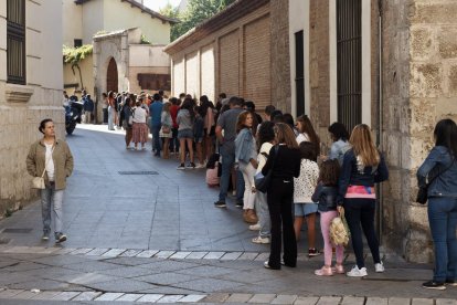 Colas para el casting de la serie 'Memento Mori'. PHOTOGENIC