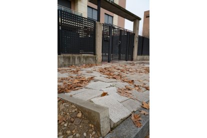 Detalle de baldosas levantadas a la entrada de un portal .- J.M. LOSTAU