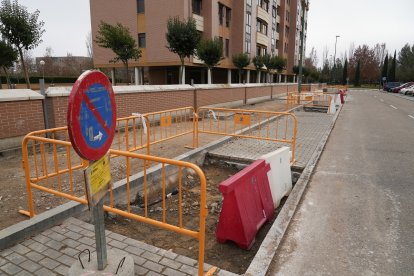Señales de obras al final de la calle Arribes del Duero.- J.M. LOSTAU