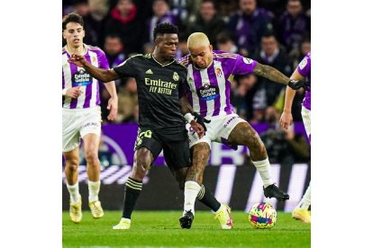 Vinicius pugna por un balón con Kenedy. / IÑAKI SOLA / RVCF
