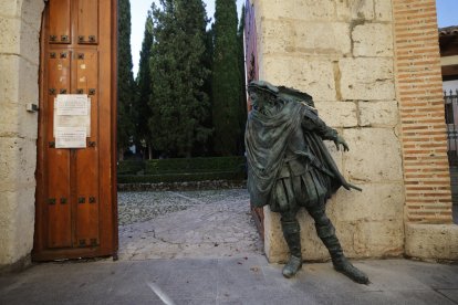El escultor Miguel Ángel Tapia y el alcalde de Valladolid Óscar Puente inauguran la estatua de Don Juan Tenorio. ICAL
