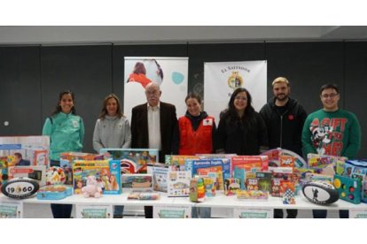 Entrega de juguetes por parte de El Salvador. / E. M.